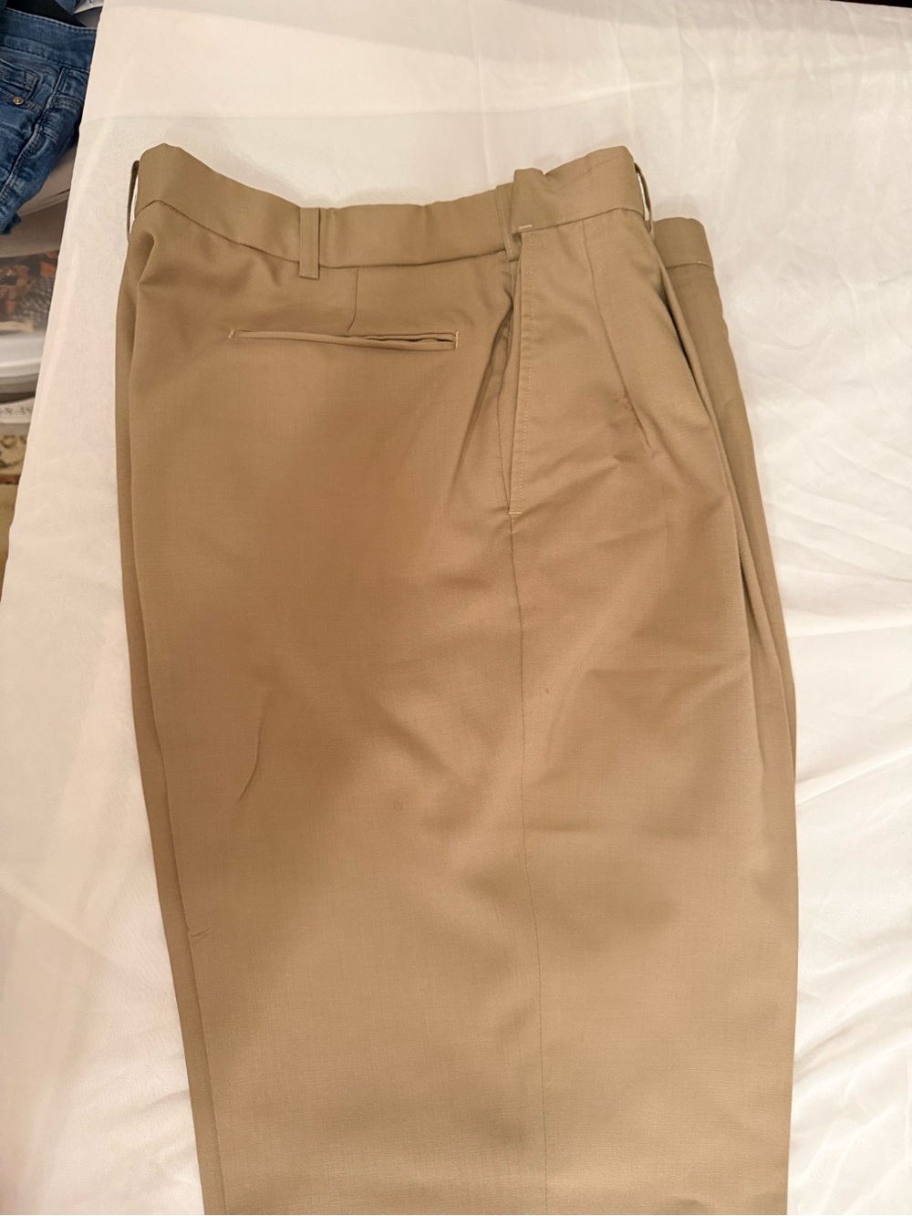 Roundtree & Yorke Men’s Flat-Front Khaki Dress Pants